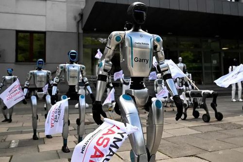 Robot biểu tình chống... AI