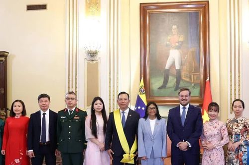 Venezuela trao Huân chương cao quý tặng Đại sứ Việt Nam