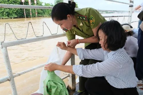 Thả hơn 250.000 con giống tái tạo nguồn lợi thủy sản trên sông Đồng Nai