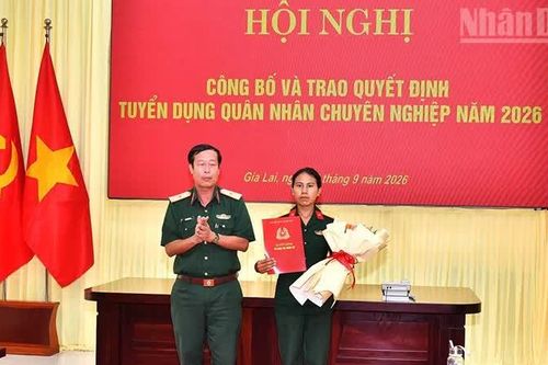 Trao quyết định tuyển dụng quân nhân chuyên nghiệp cho vợ của chiến sĩ Kpa Thiêp