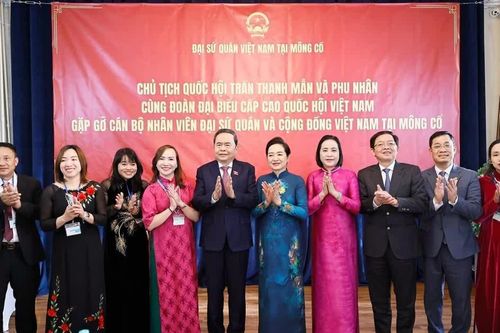[Ảnh] Chủ tịch Quốc hội và Phu nhân gặp gỡ cộng đồng người Việt Nam tại Mông Cổ