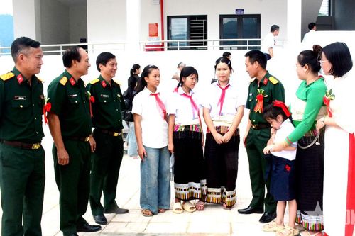 Phía sau những ngôi trường mới nơi biên giới