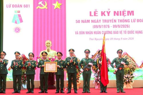 Lữ đoàn Thông tin 601 đón nhận Huân chương Bảo vệ Tổ quốc hạng Nhì
