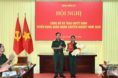 Quân đoàn 34: Công bố và trao quyết định tuyển dụng quân nhân chuyên nghiệp cho vợ Thượng sĩ Kpă Thiêp