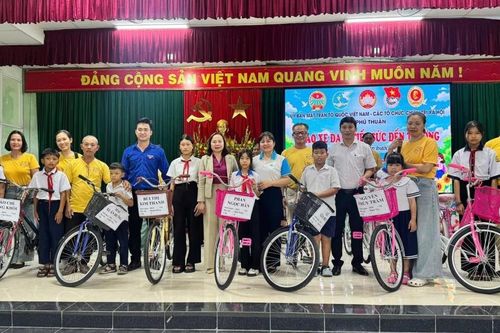 Trao tặng xe đạp cho học sinh khó khăn