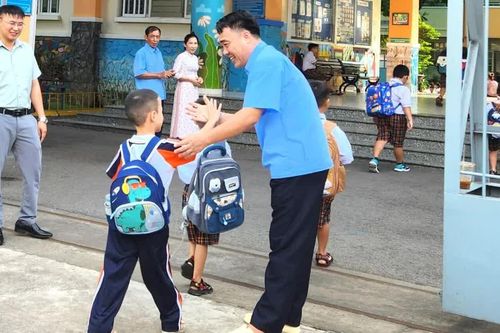 'Cú đập tay' của chú bảo vệ