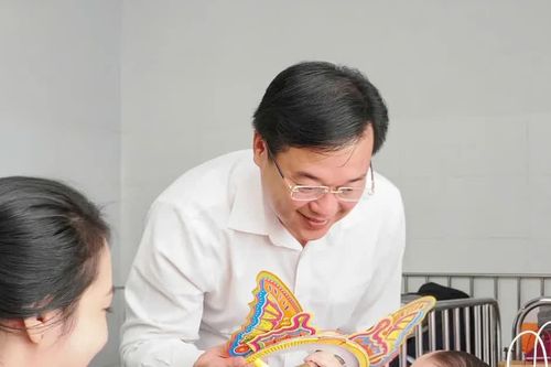 Lãnh đạo TPHCM thăm, tặng quà trung thu bệnh nhi tại Bệnh viện Nhi đồng 1