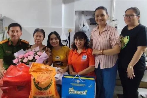 Cụ bà nhặt ve chai trả lại 19 món nữ trang bằng vàng