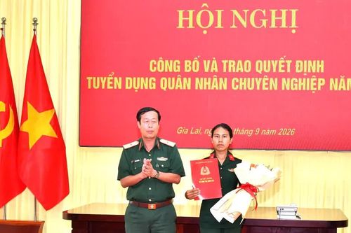 Vợ Thượng sĩ Kpă Thiêp được tuyển dụng trở thành quân nhân chuyên nghiệp