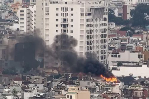 TPHCM: Cháy sân thượng căn nhà 5 tầng sau tiếng nổ, nghi sét đánh