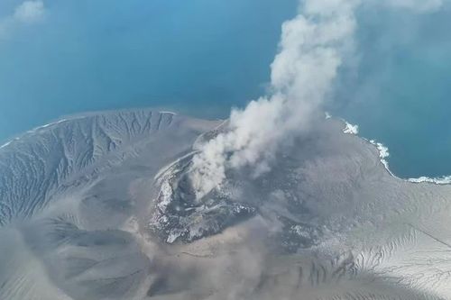 Indonesia tìm nhà báo mất tích trên đường đến đảo núi lửa
