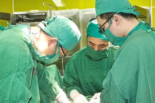 Phẫu thuật kết hợp xương cánh tay phức tạp cho cụ ông 79 tuổi