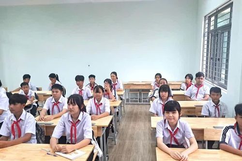 Mở cánh cửa tương lai cho học sinh vùng biên