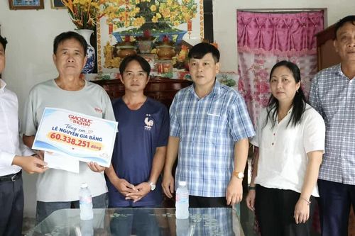 Trao hơn 400 triệu đồng cho 'cậu bé bánh mì' gặp tai nạn giao thông ở Cần Thơ