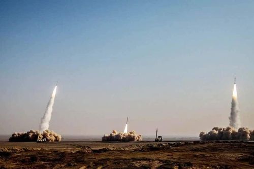 Iran phóng loạt tên lửa hạng nặng vào Jordan, Mỹ phá hủy thêm 5 tàu chở dầu