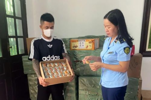 Đến hẹn lại lên, bánh Trung thu nhập lậu tràn vào thị trường