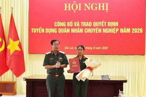 Gia Lai: Tuyển dụng vợ chiến sĩ cứu 2 người dân khỏi điện giật vào quân đội