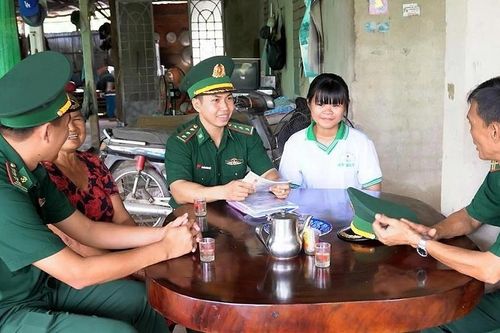 Những 'người cha' quân hàm xanh nâng bước học sinh nghèo nơi biên giới Tây Ninh