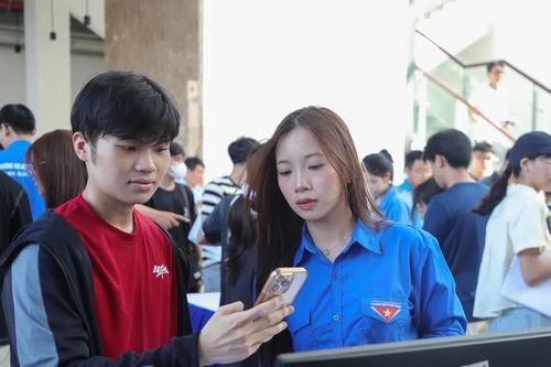 Đưa sinh viên ra ngoại thành: Trường đi, trường hoãn