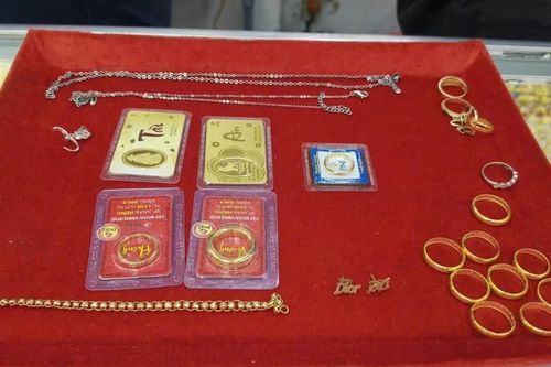 Nhặt được nữ trang vàng từ thùng rác, cụ bà giao nộp công an
