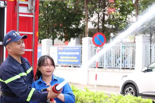 Người dân trực tiếp trải nghiệm kỹ năng cứu hỏa, cứu nạn trong đám cháy