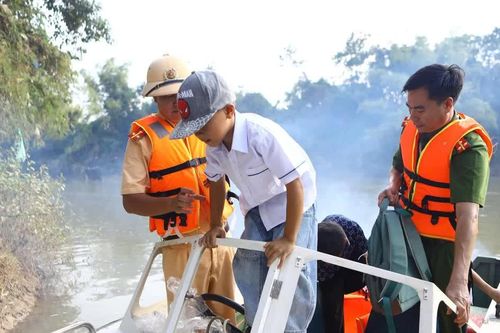 Bến đò đóng cửa, học sinh qua sông bằng cano của công an