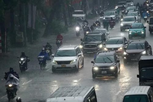 Vì sao Hà Nội mưa như trút, lốc sét?