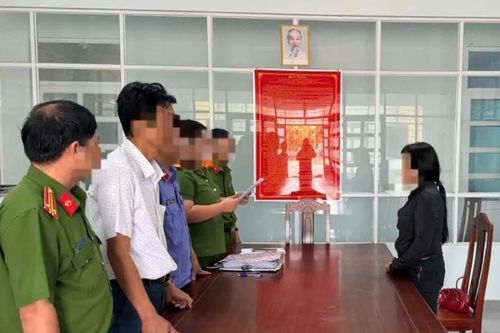 Công an khám xét nhiều phòng bác sĩ tại một trung tâm y tế ở Lâm Đồng