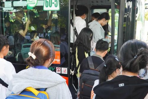 Dậy từ 5 giờ vẫn không đón được xe buýt: Sở Xây dựng TPHCM chỉ đạo 'khẩn'