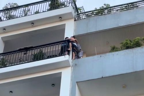 Bồng trẻ leo ban công thoát khỏi căn nhà 6 tầng cháy dữ dội
