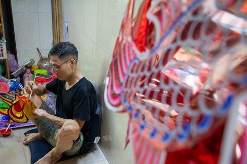 Xóm lồng đèn hơn nửa thế kỷ tại TPHCM: Từ trăm nhà đỏ lửa đến 2 hộ bám nghề