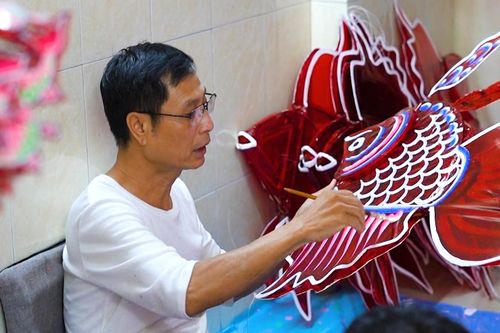 Xóm lồng đèn ở TPHCM chật vật giữ nghề giữa cuộc cạnh tranh hàng công nghiệp