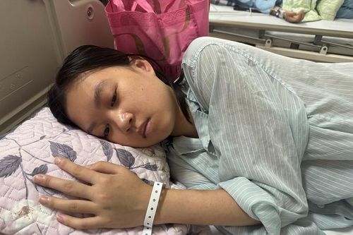 Mẹ làm công nhân, bố chạy xe công nghệ kiếm từng đồng cho con gái ghép thận