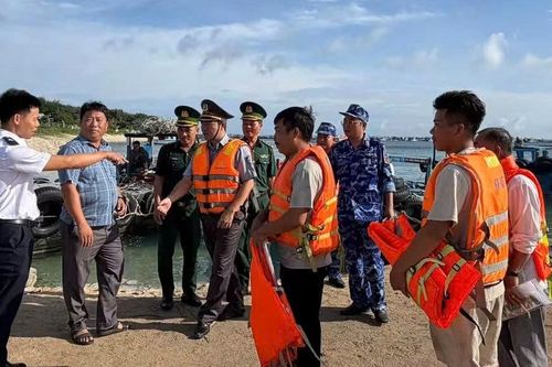 Tàu cá cùng 21 ngư dân gặp sự cố giữa vùng biển động mạnh