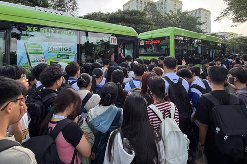 Cảnh nghìn sinh viên vây kín trạm xe buýt TPHCM, cửa vừa mở đã phải lùi lại