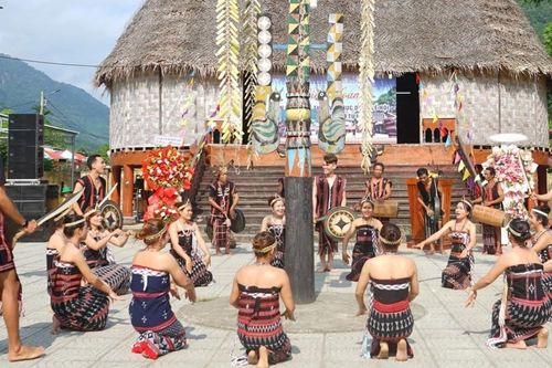 Nữ đảng viên Gen Z Cơ Tu biến điệu múa truyền thống thành sinh kế cho bản làng