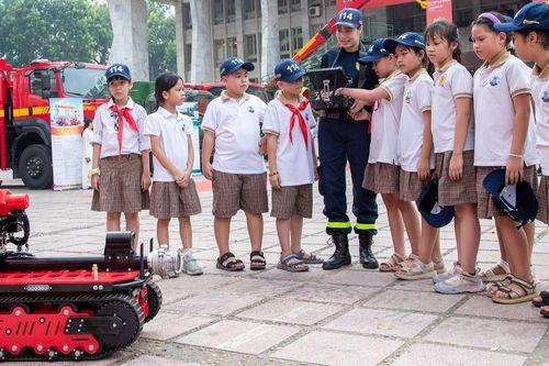 Người dân Hà Nội hào hứng trải nghiệm xe thang, robot chữa cháy