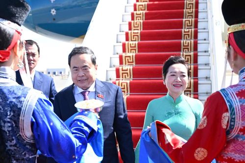 Mông Cổ chào đón Chủ tịch Quốc hội và phu nhân với nghi thức mời bánh truyền thống
