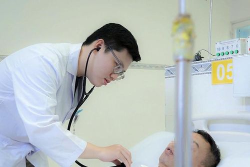 Người đàn ông ngưng tim trên bàn ăn, thoát chết nhờ gia đình biết làm một việc