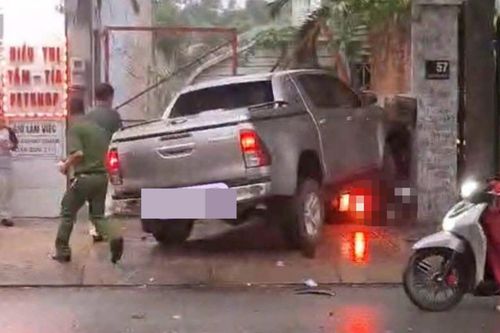 Xe bán tải tông liên tiếp ô tô và 2 xe máy, tài xế công nghệ tử vong dưới gầm xe