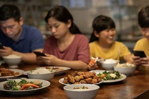Bữa cơm gia đình đang vắng dần vì điều gì?