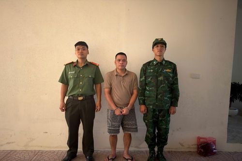 Phê chuẩn khởi tố đối tượng vận chuyển 329 tờ tiền USD giả
