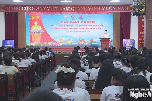 Tuyên truyền pháp luật về trật tự an toàn giao thông và đào tạo kỹ năng lái xe an toàn cho sinh viên