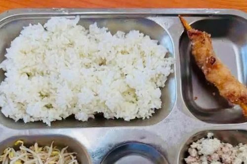 Hà Nội yêu cầu làm rõ phản ánh về bữa ăn bán trú không đảm bảo chất lượng
