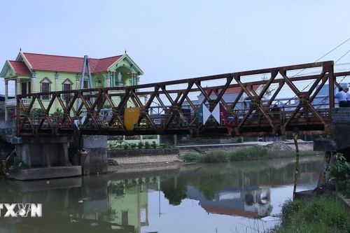 Ninh Bình: Tháo dỡ cầu sắt hơn 20 năm tuổi bắc qua kênh Quần Liêu