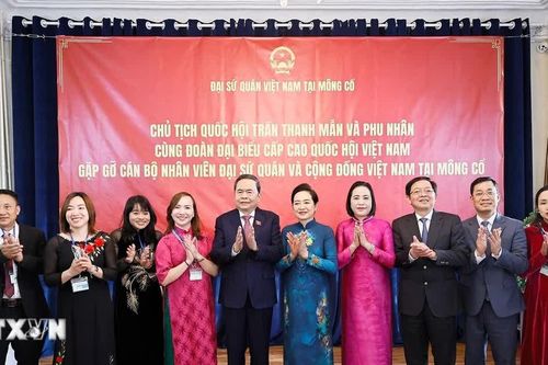Chủ tịch Quốc hội và Phu nhân gặp gỡ cộng đồng người Việt Nam tại Mông Cổ