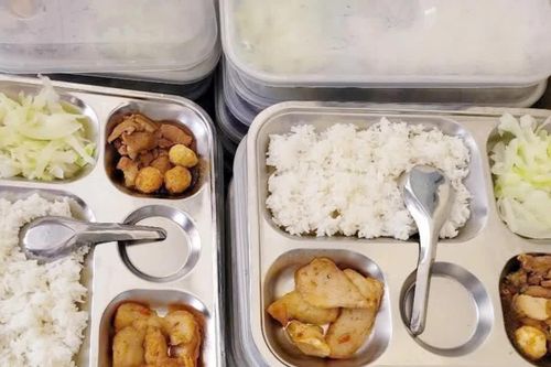 Bữa ăn bán trú ở Hà Nội: Cần giám sát chặt ngay từ đầu năm học