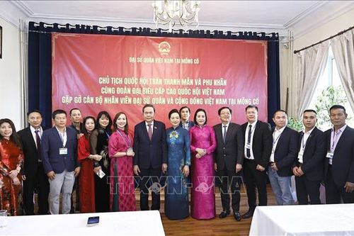 Chủ tịch Quốc hội và Phu nhân gặp gỡ cộng đồng người Việt Nam tại Mông Cổ