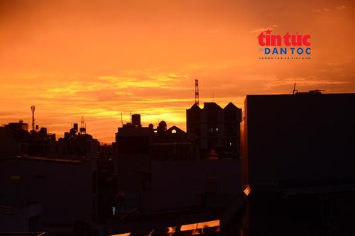 Khoảnh khắc bầu trời nhuộm cam vàng sau cơn mưa tại TP Hồ Chí Minh
