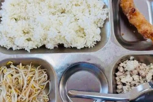 Suất ăn bán trú 40.000 đồng 'lèo tèo' giá đỗ, thịt băm: Hà Nội yêu cầu làm rõ
